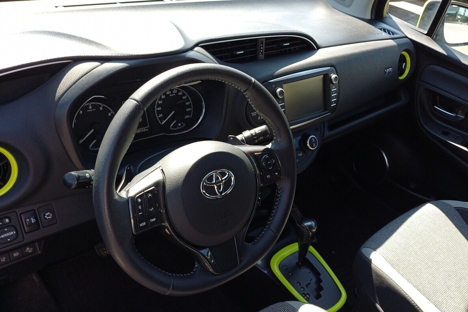 Toyota Yaris iso kuva 1