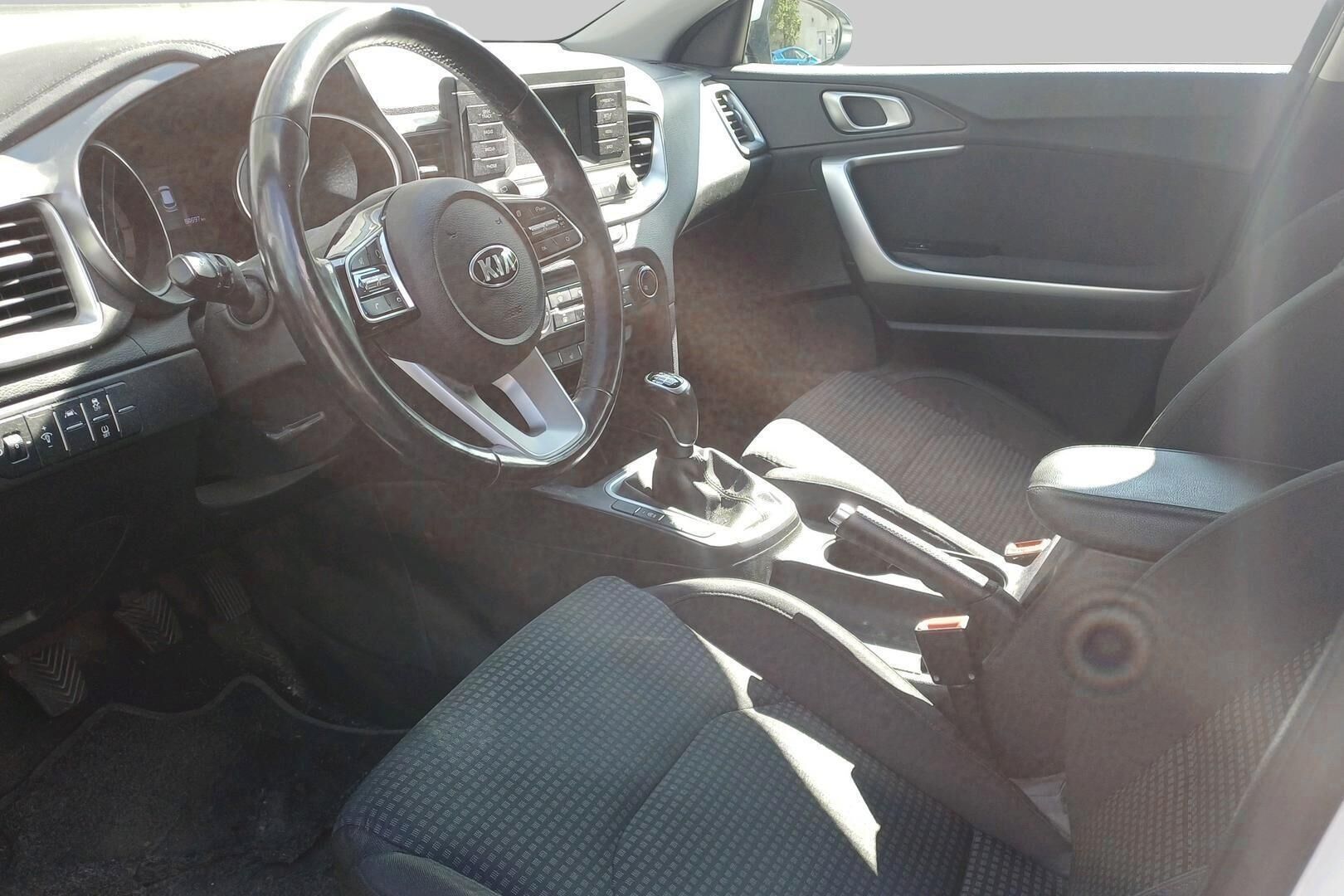 Kia Ceed iso kuva 8