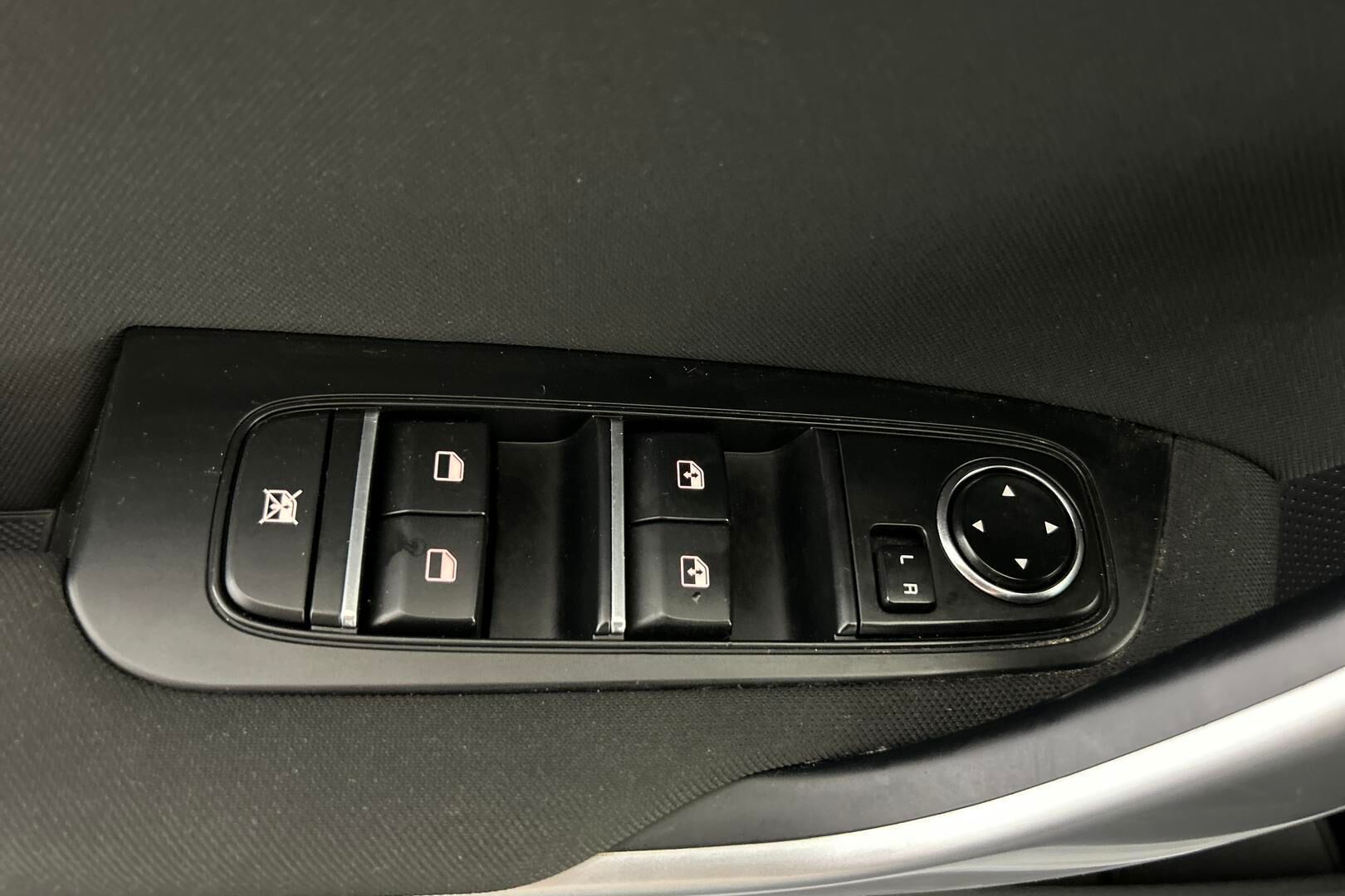 Kia Ceed iso kuva 24