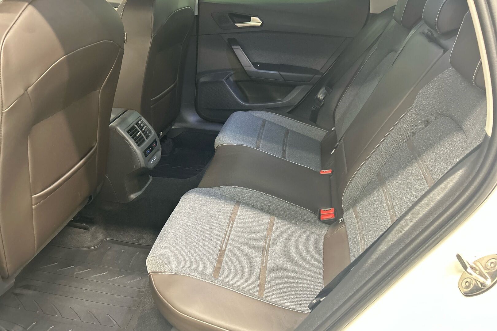 Seat Leon iso kuva 8