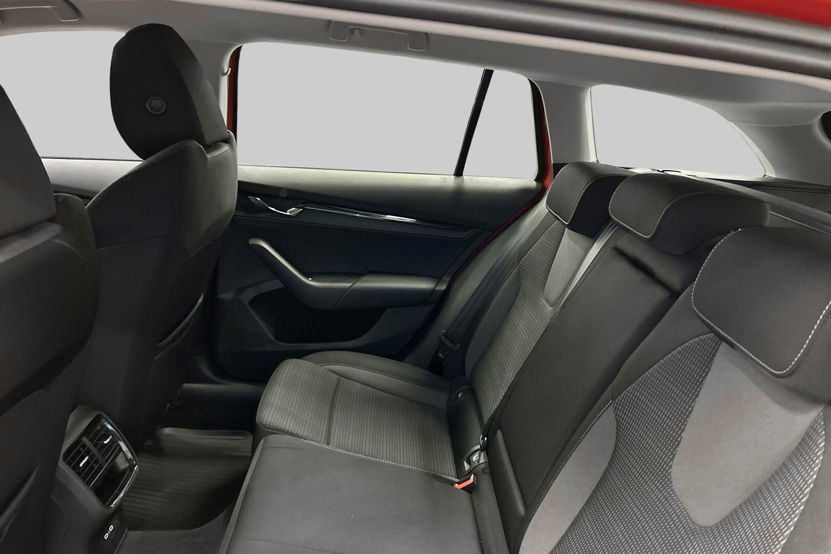 Skoda Octavia iso kuva 11