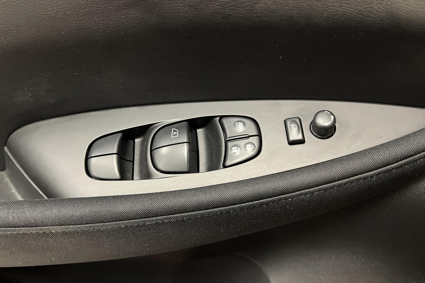 Nissan Leaf iso kuva 11