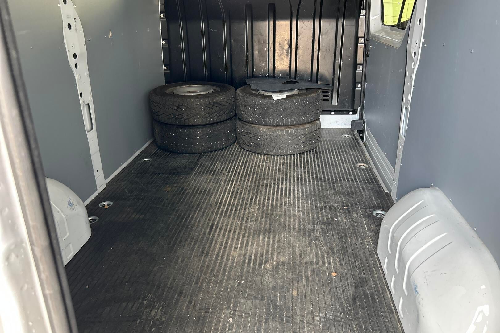Nissan NV400 iso kuva 21