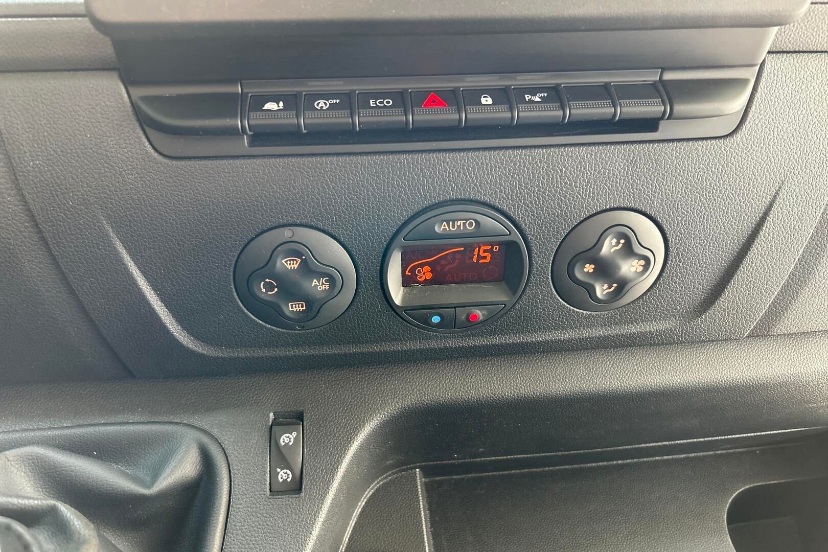 Nissan NV400 iso kuva 11
