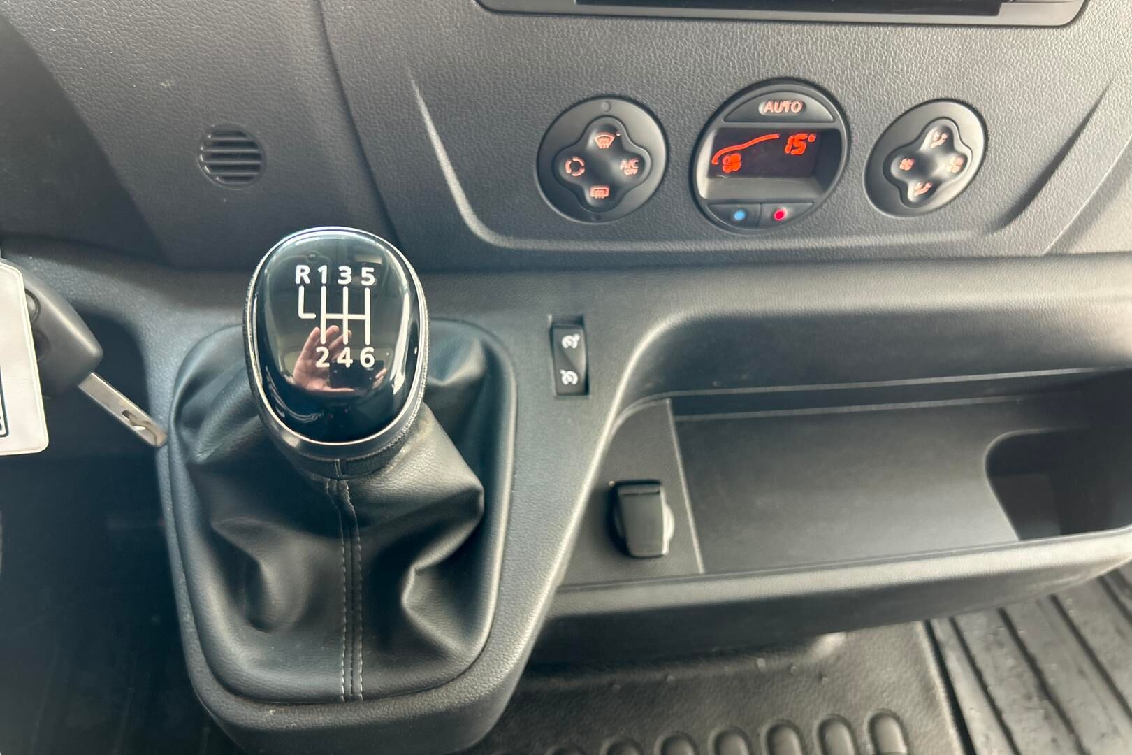 Nissan NV400 iso kuva 12