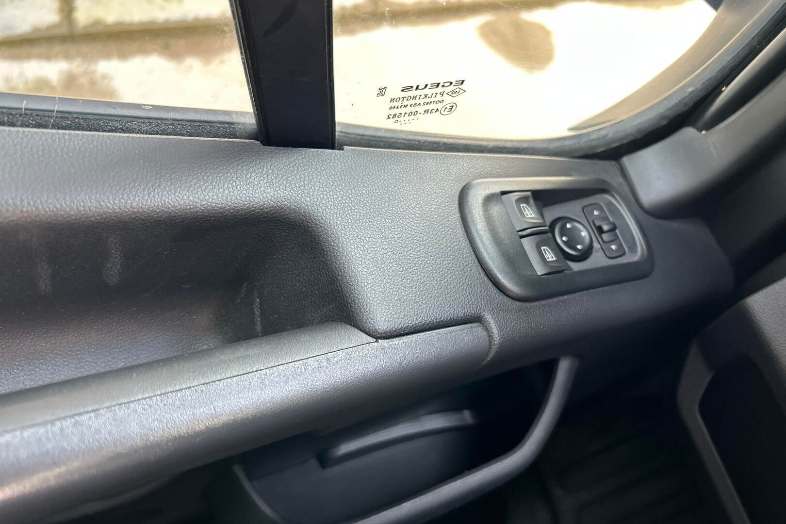 Nissan NV400 iso kuva 15