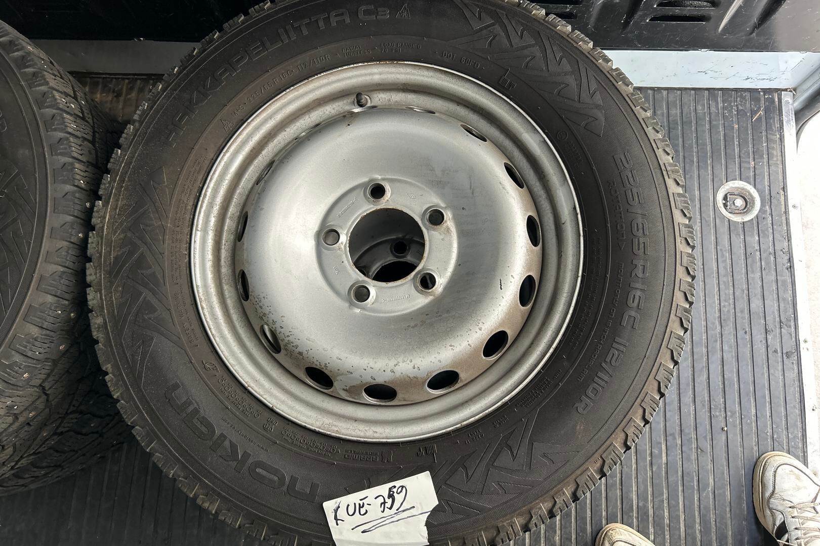 Nissan NV400 iso kuva 16