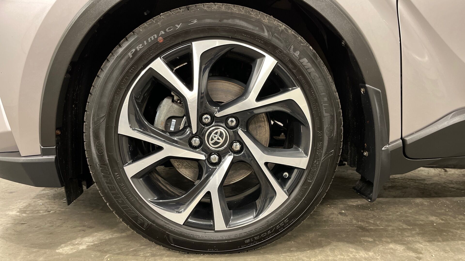 Toyota C-HR iso kuva 17