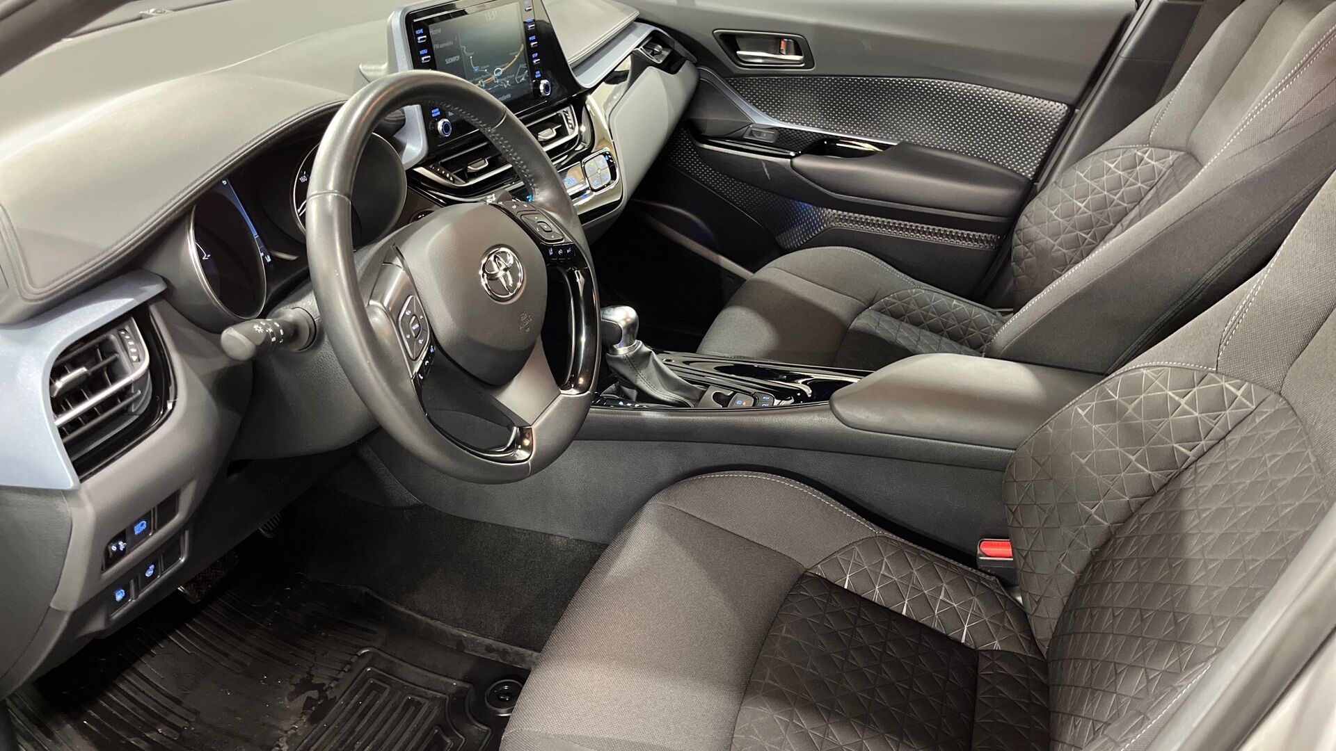 Toyota C-HR iso kuva 7