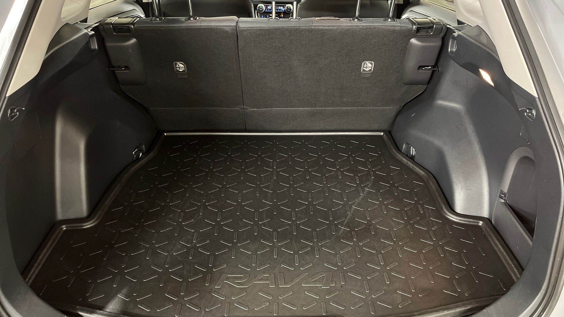 Toyota RAV4 iso kuva 14
