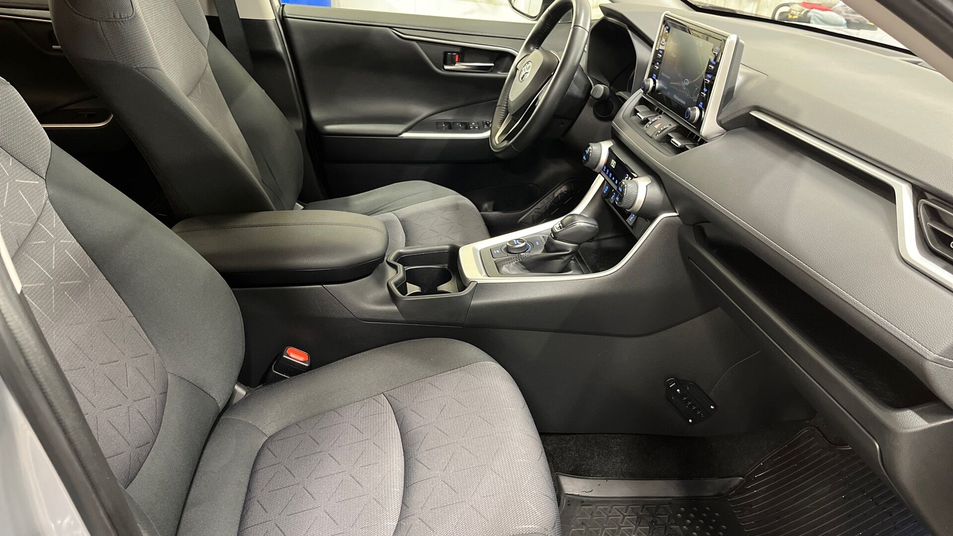 Toyota RAV4 iso kuva 16