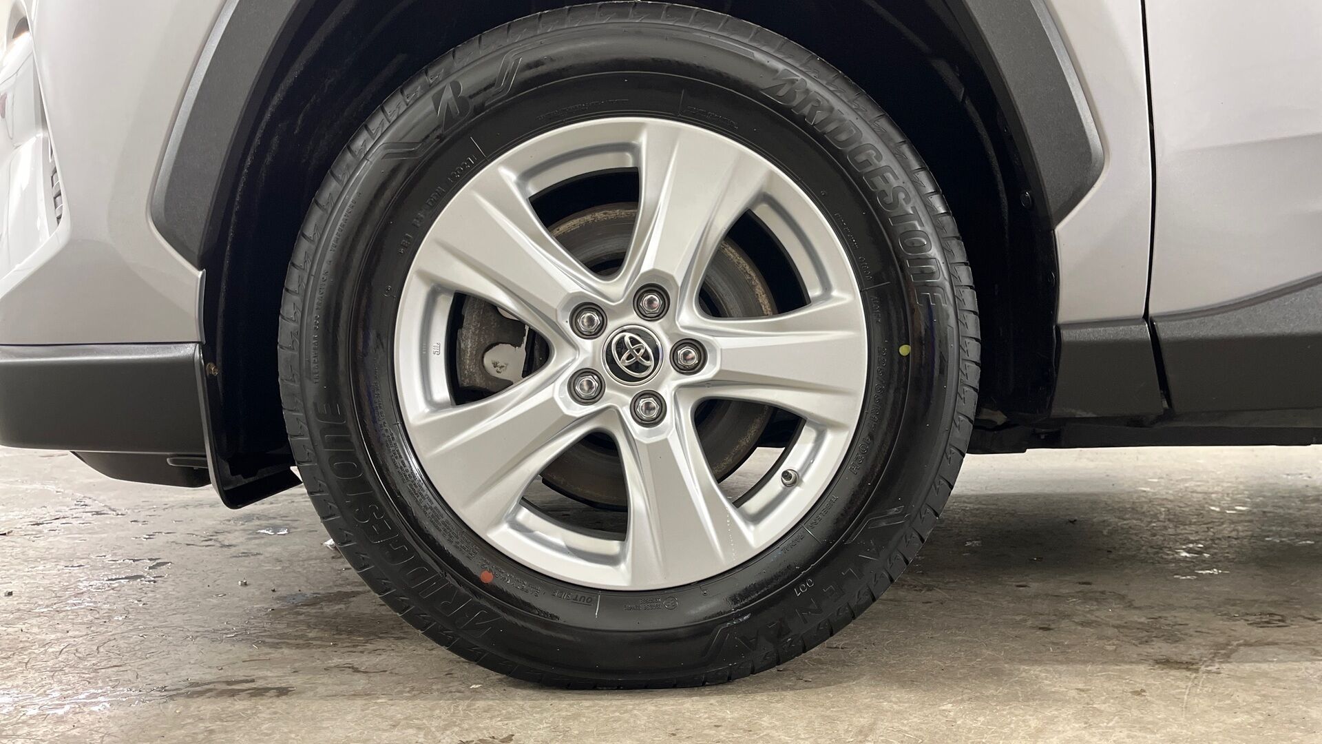Toyota RAV4 iso kuva 17