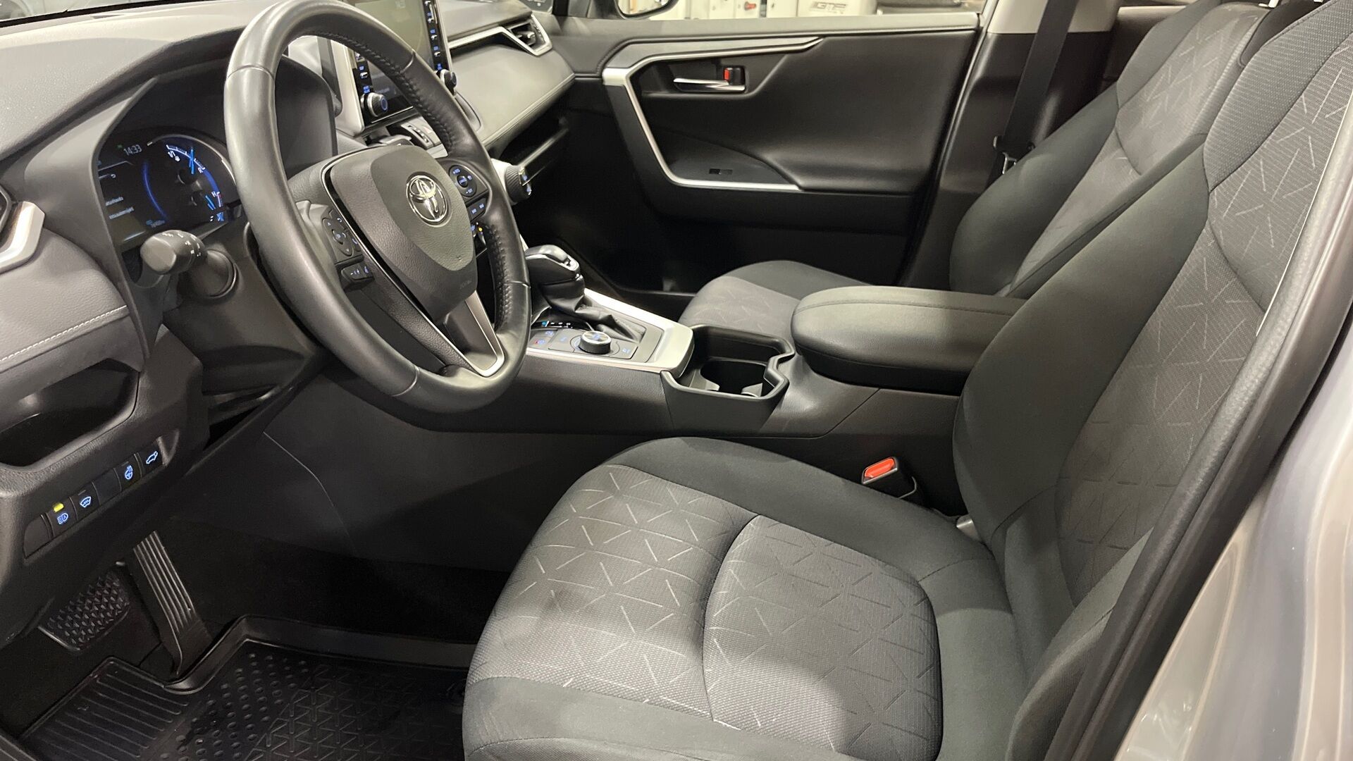 Toyota RAV4 iso kuva 7