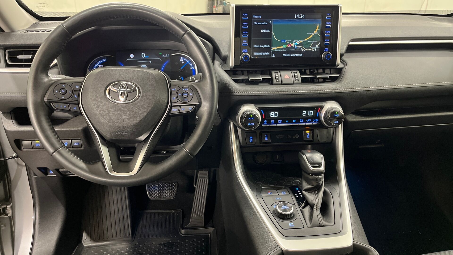 Toyota RAV4 iso kuva 9