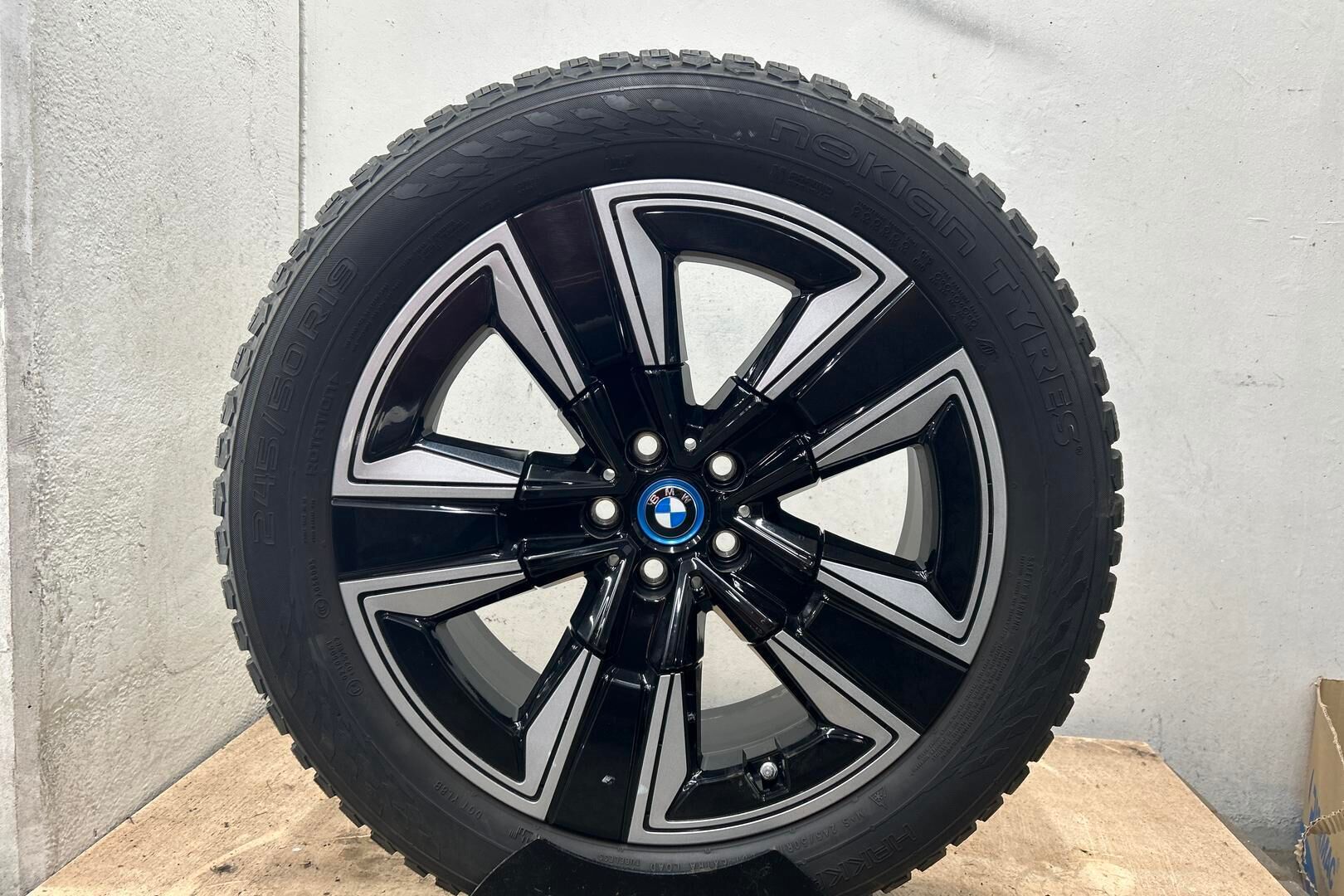 BMW iX3 iso kuva 13
