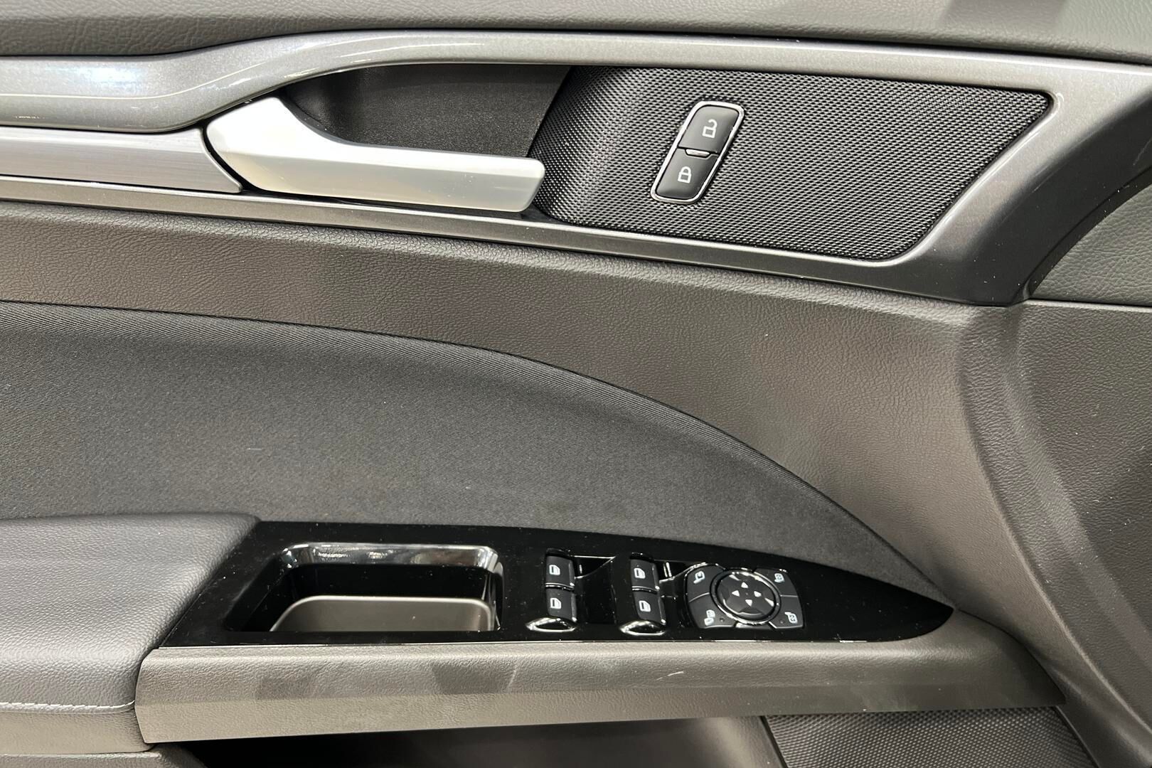 Ford Mondeo iso kuva 25