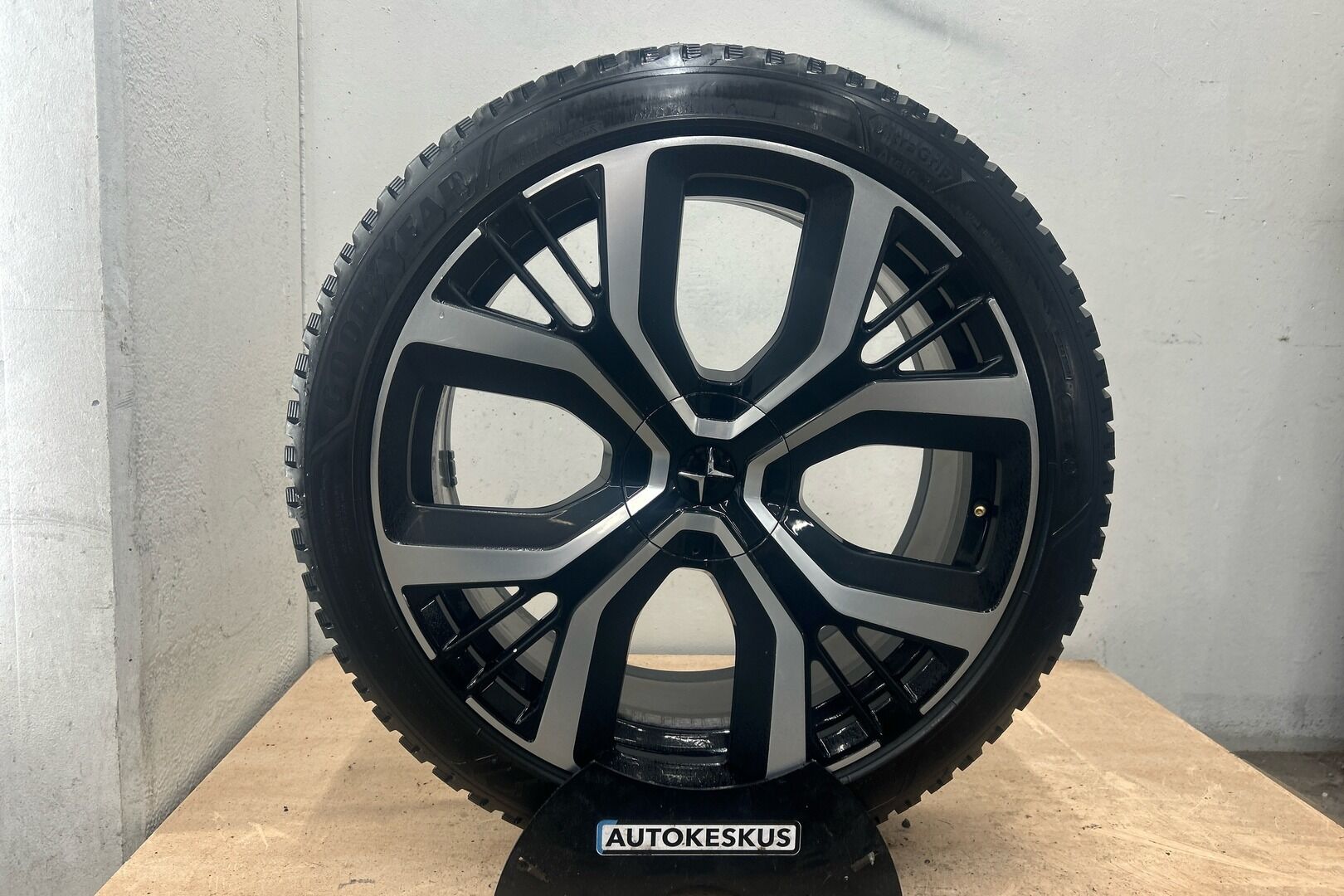 Polestar 2 iso kuva 7