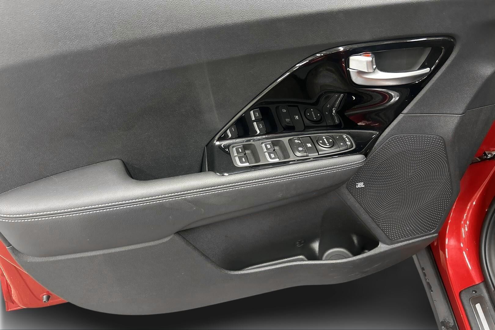 Kia Niro plug-in iso kuva 13