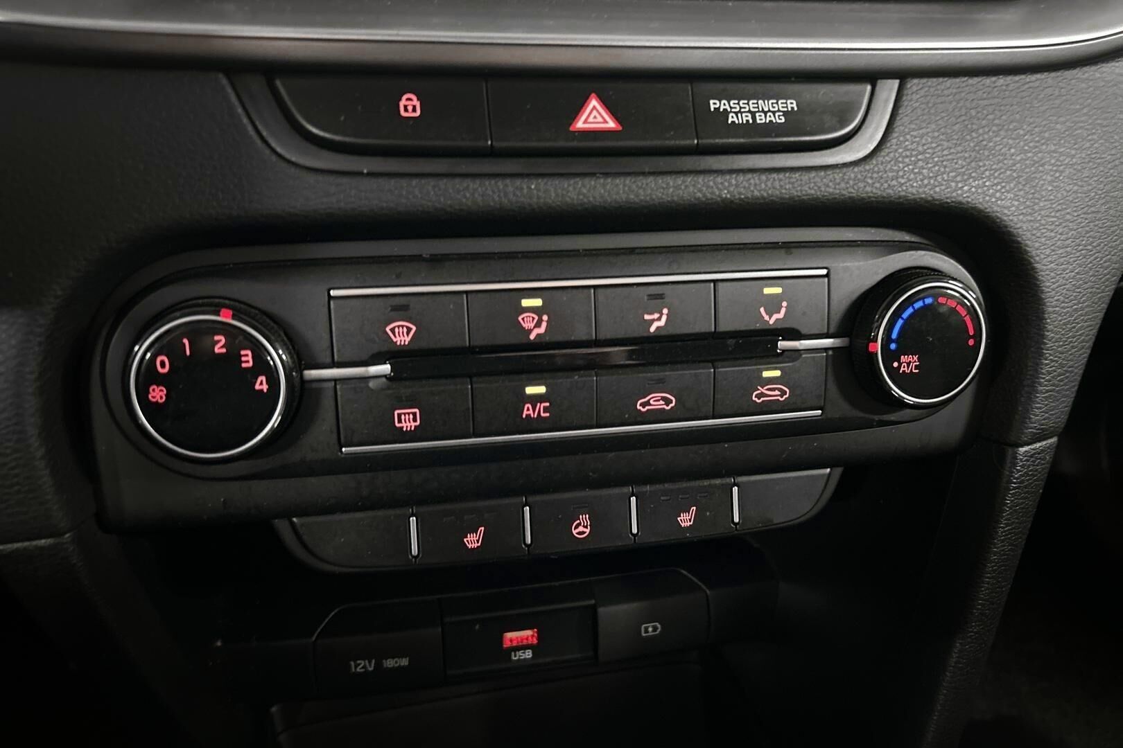 Kia Ceed iso kuva 18