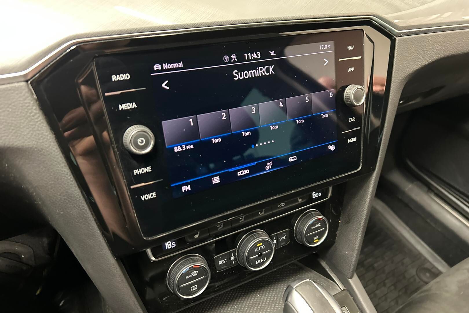 Volkswagen Passat iso kuva 15