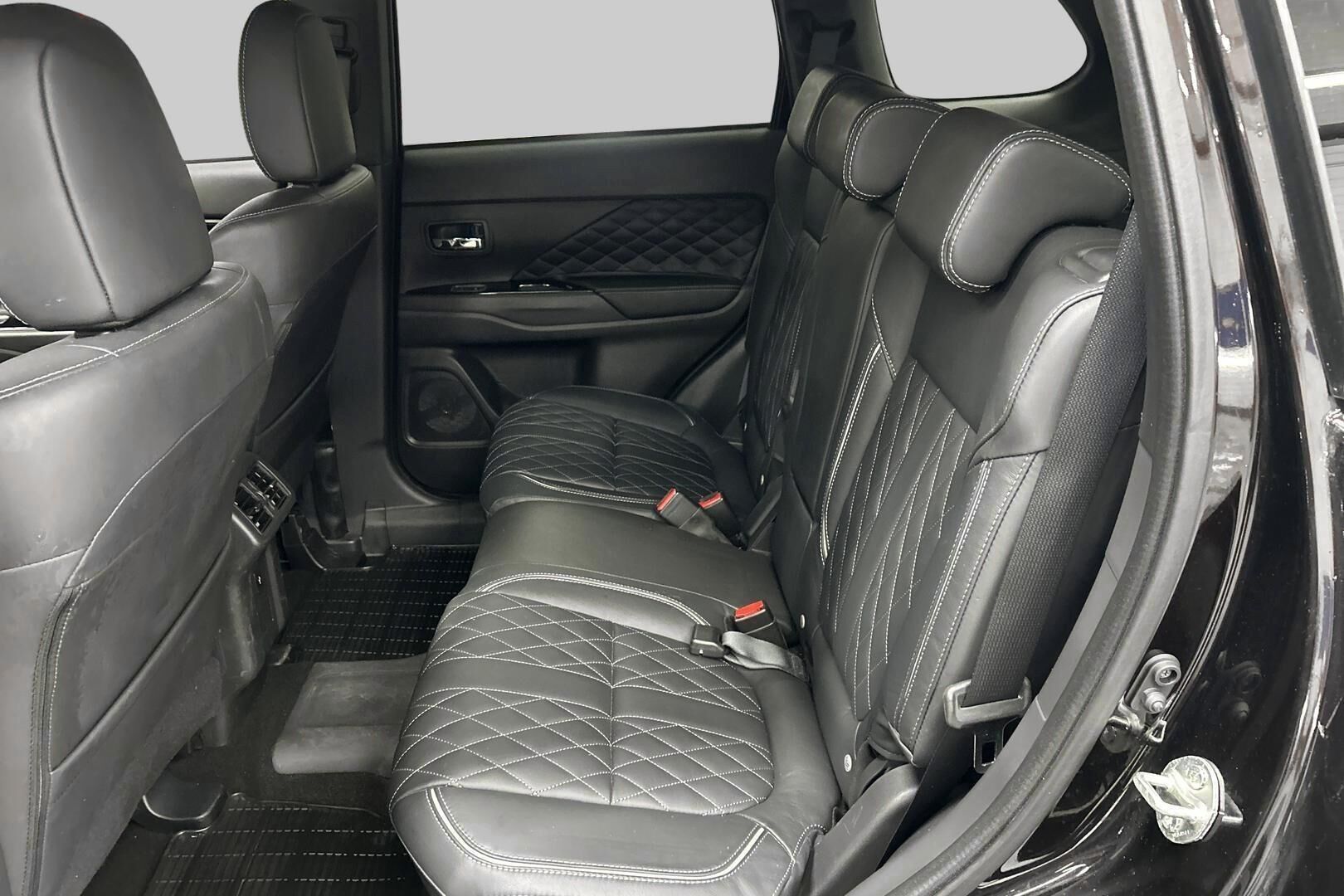 Mitsubishi Outlander PHEV iso kuva 10