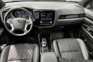 Mitsubishi Outlander PHEV esikatselu 11