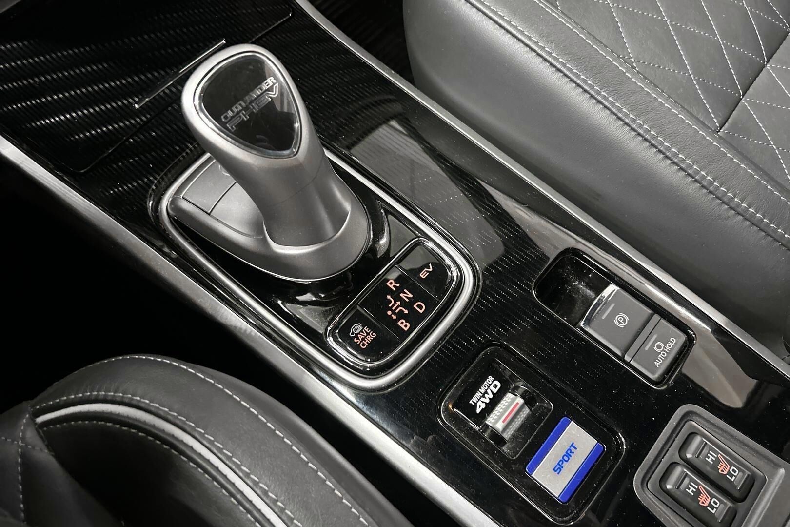 Mitsubishi Outlander PHEV iso kuva 16