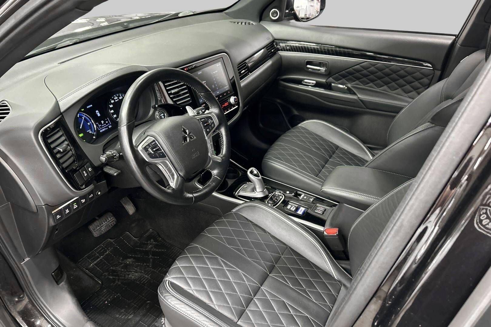 Mitsubishi Outlander PHEV iso kuva 9