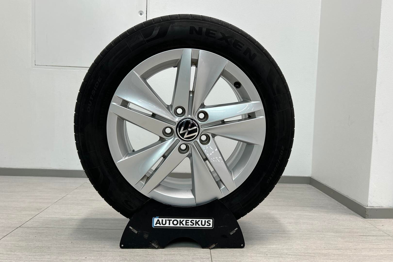 Volkswagen Golf iso kuva 14