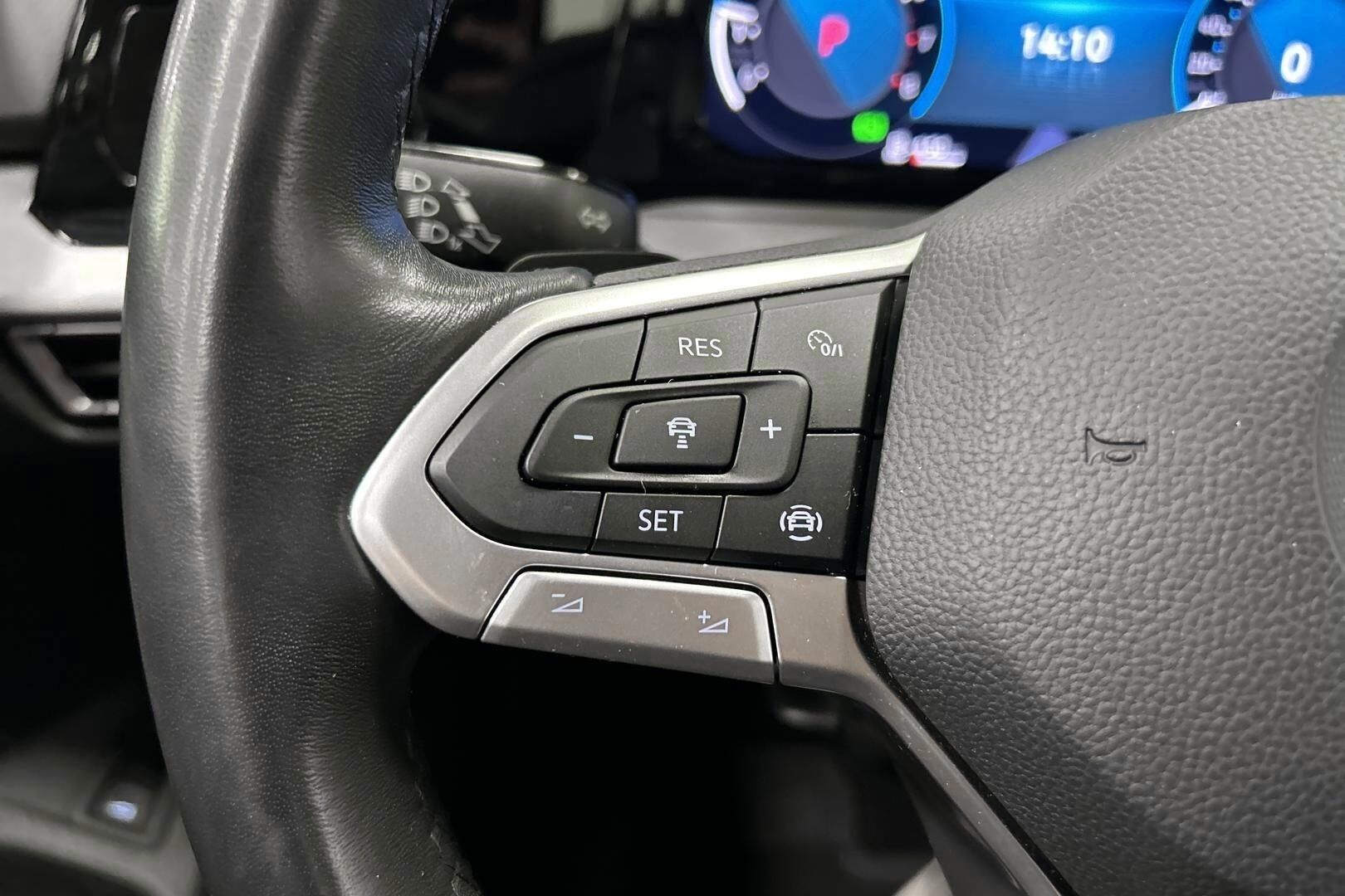 Volkswagen Golf iso kuva 17