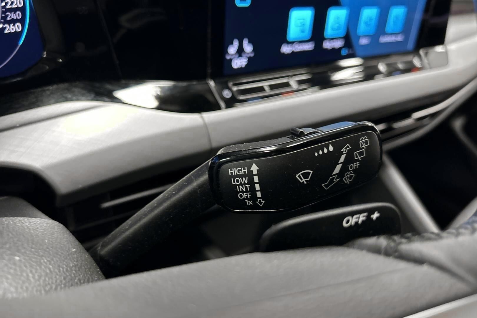 Volkswagen Golf iso kuva 18