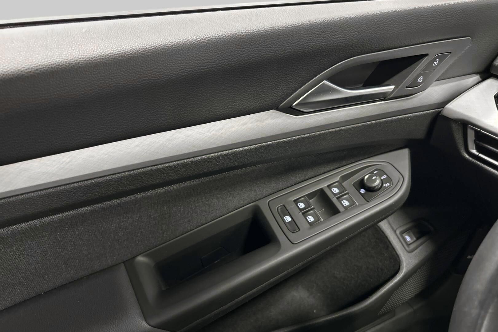 Volkswagen Golf iso kuva 21