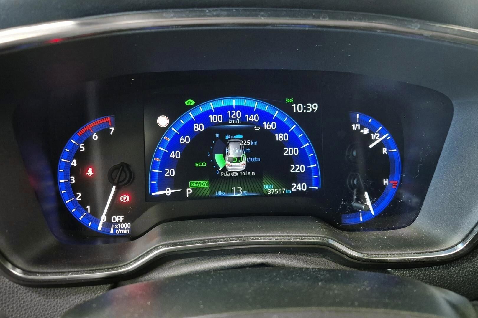 Suzuki Swace iso kuva 9