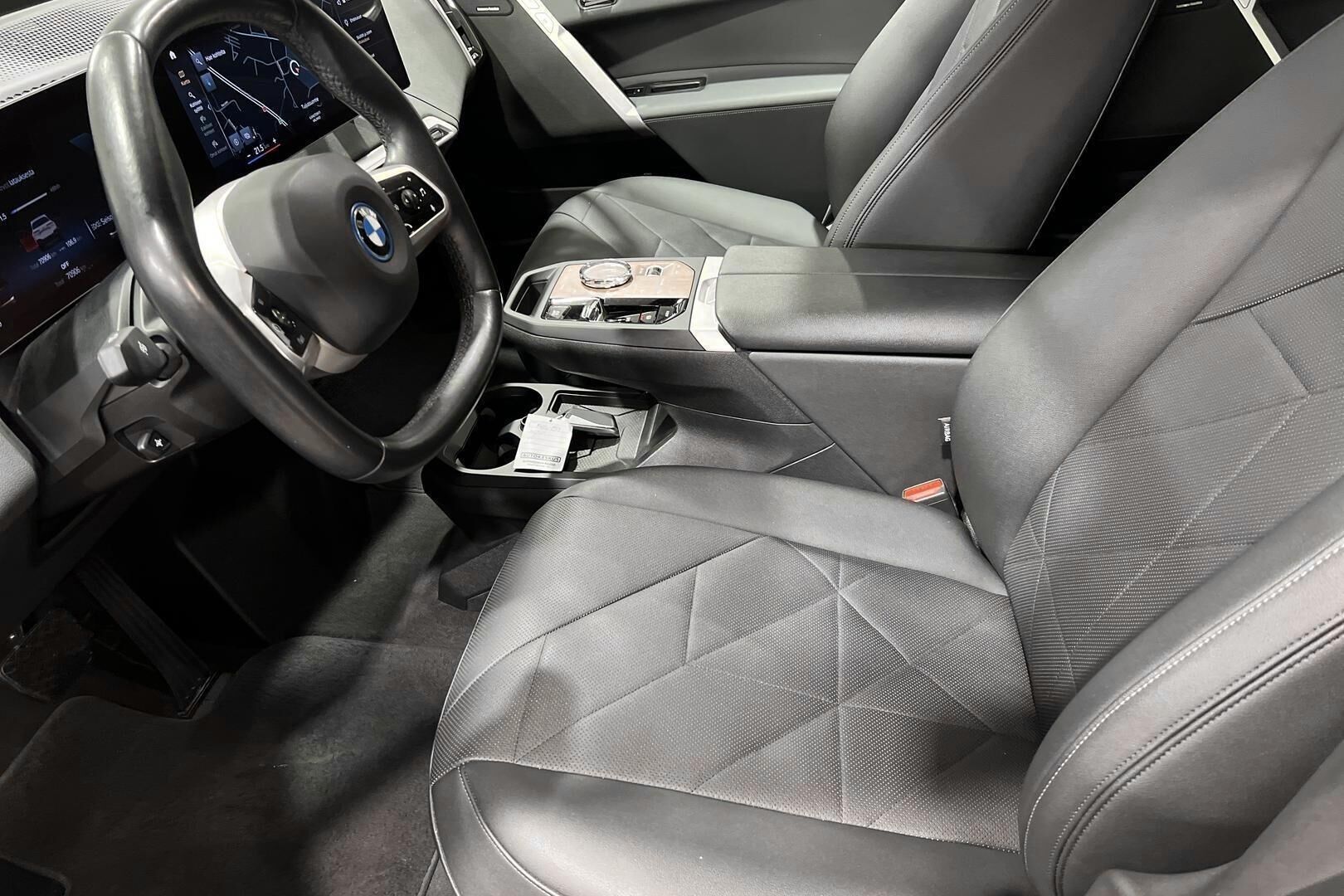 BMW iX iso kuva 6