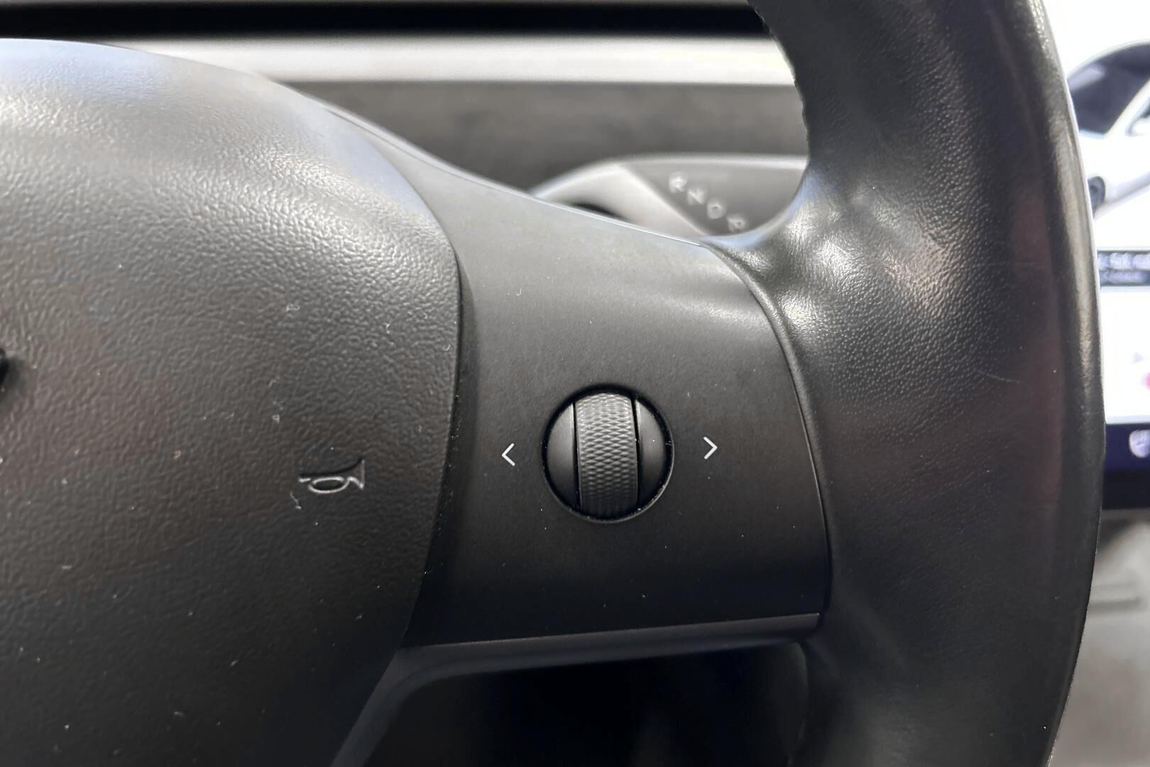 Tesla Model 3 iso kuva 20