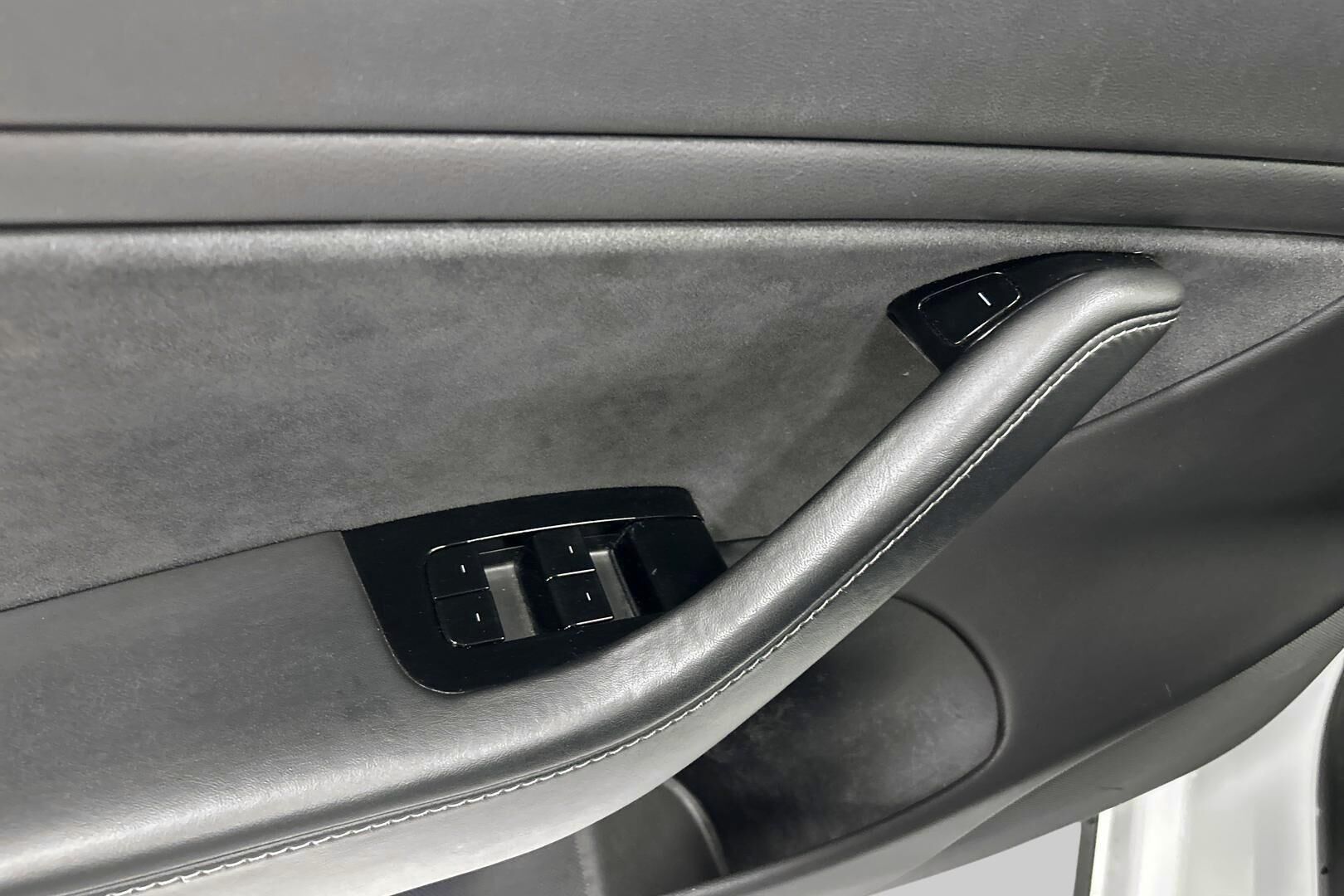 Tesla Model 3 iso kuva 21