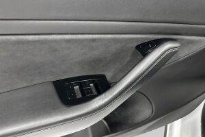 Tesla Model 3 esikatselu 21