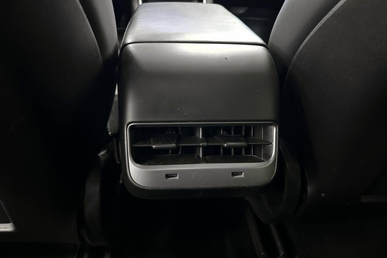 Tesla Model 3 iso kuva 23