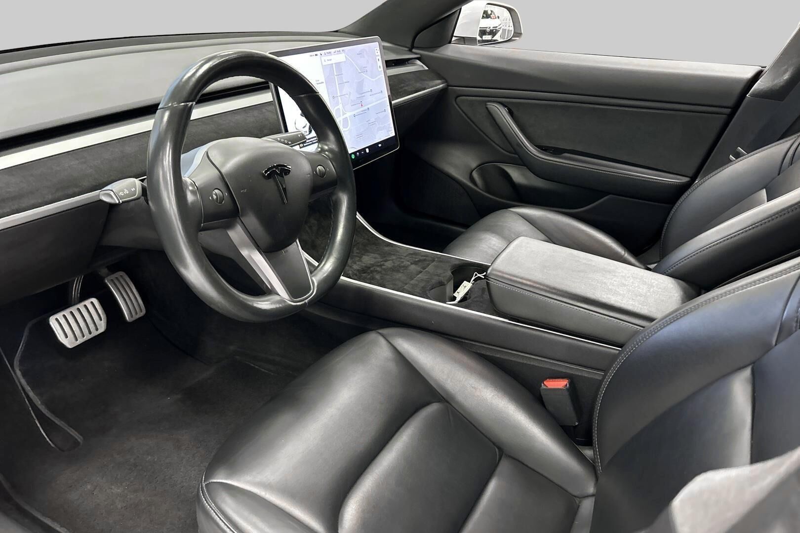 Tesla Model 3 iso kuva 11