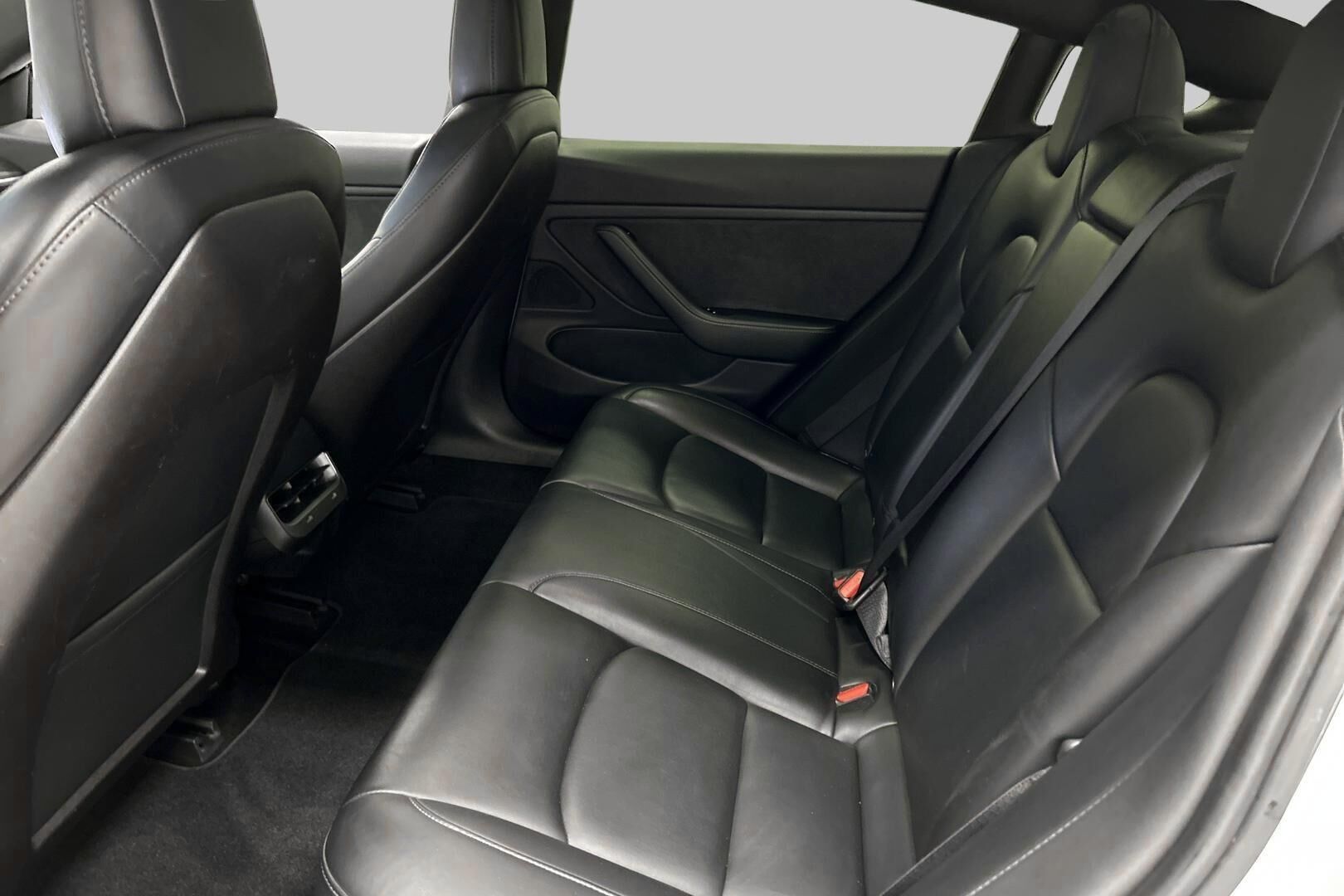 Tesla Model 3 iso kuva 12