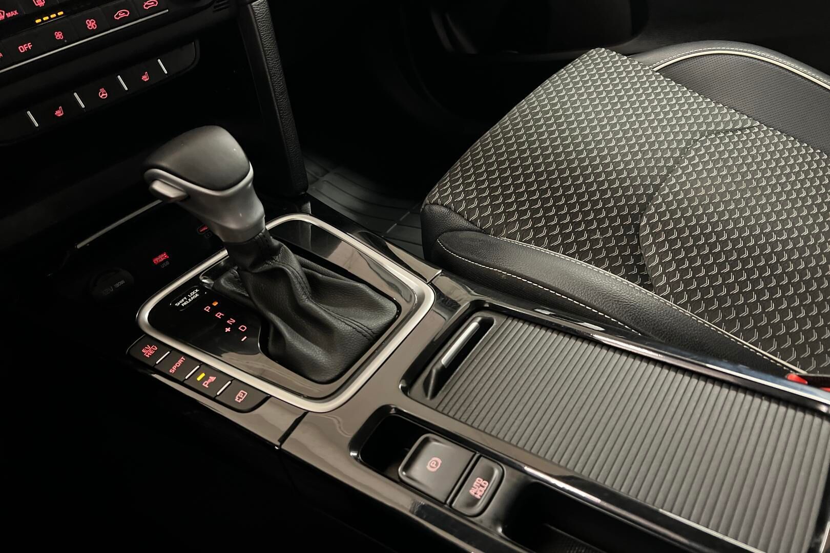 Kia Ceed iso kuva 15