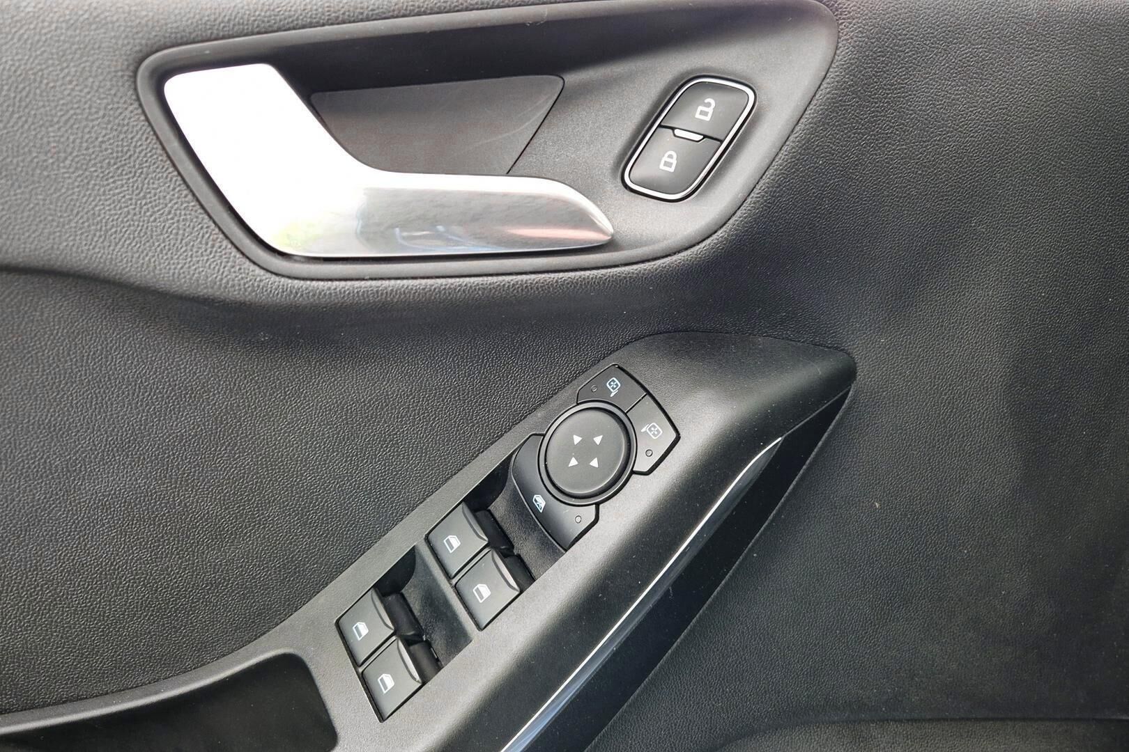 Ford Fiesta iso kuva 21