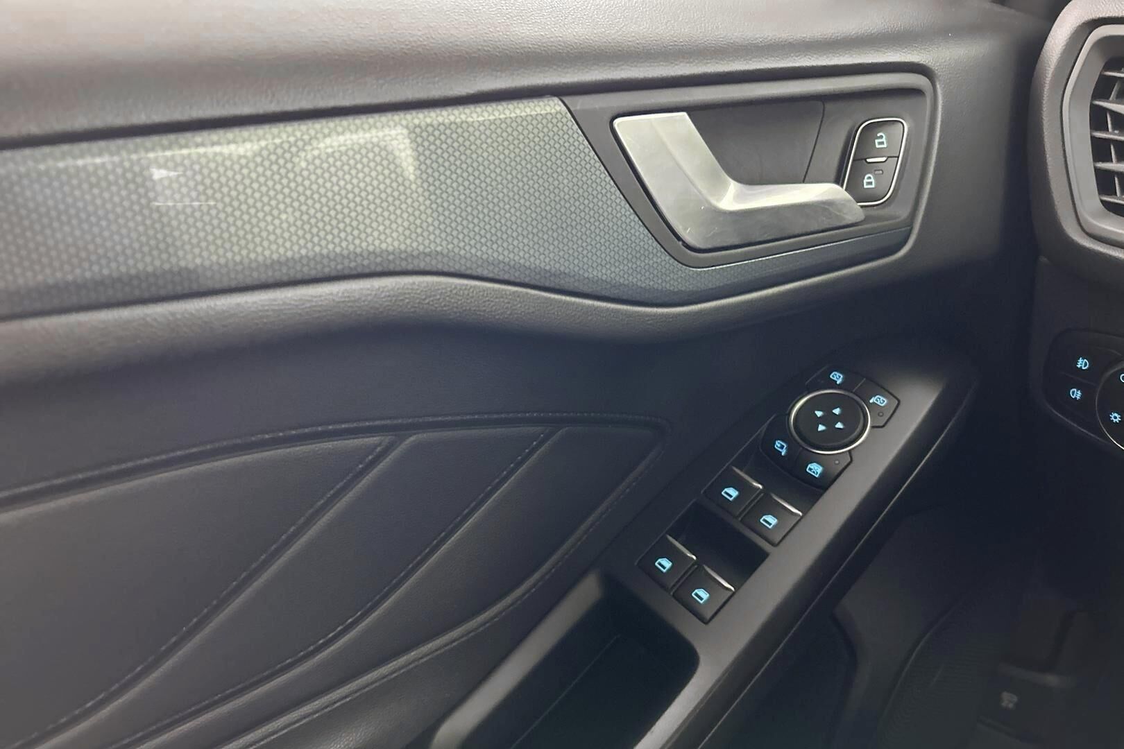 FORD Focus iso kuva 8
