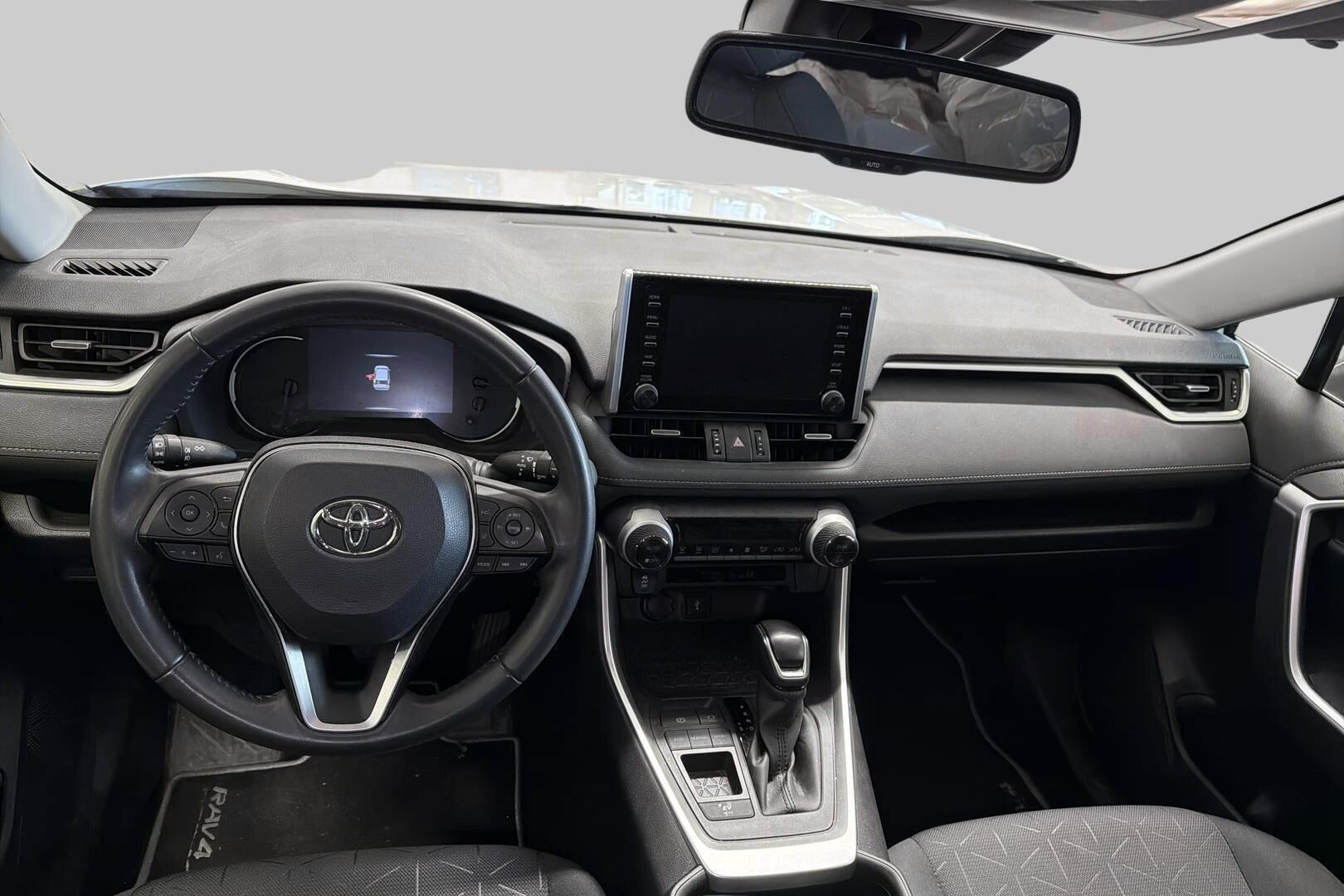 Toyota RAV4 iso kuva 1