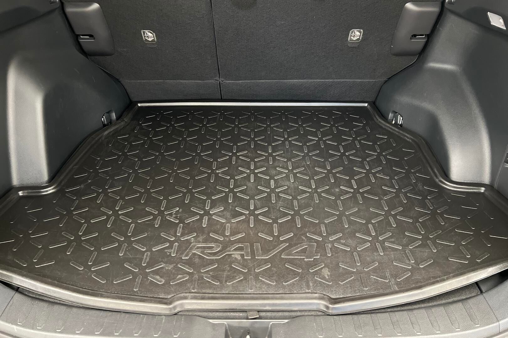 Toyota RAV4 iso kuva 19