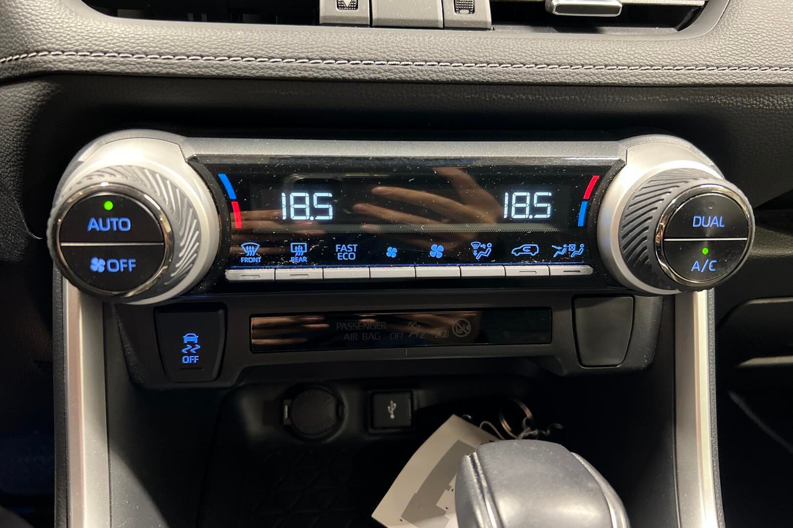 Toyota RAV4 iso kuva 13