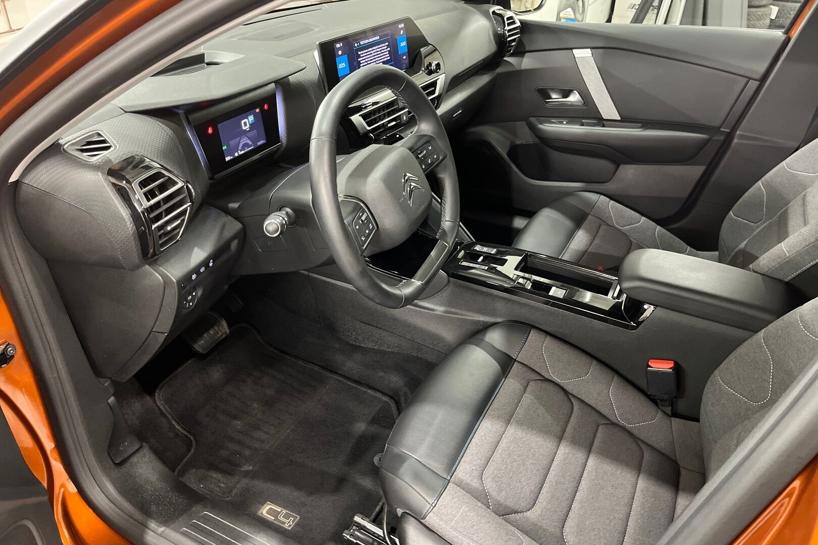 Citroen C4 iso kuva 2