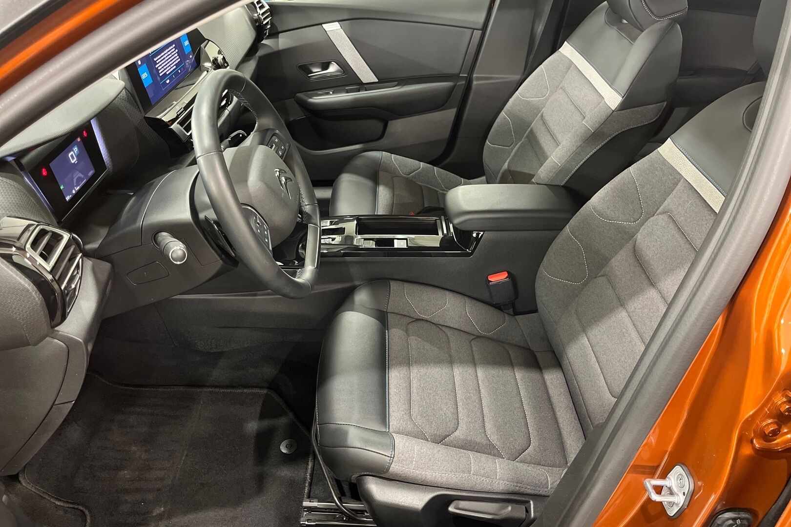 Citroen C4 iso kuva 3