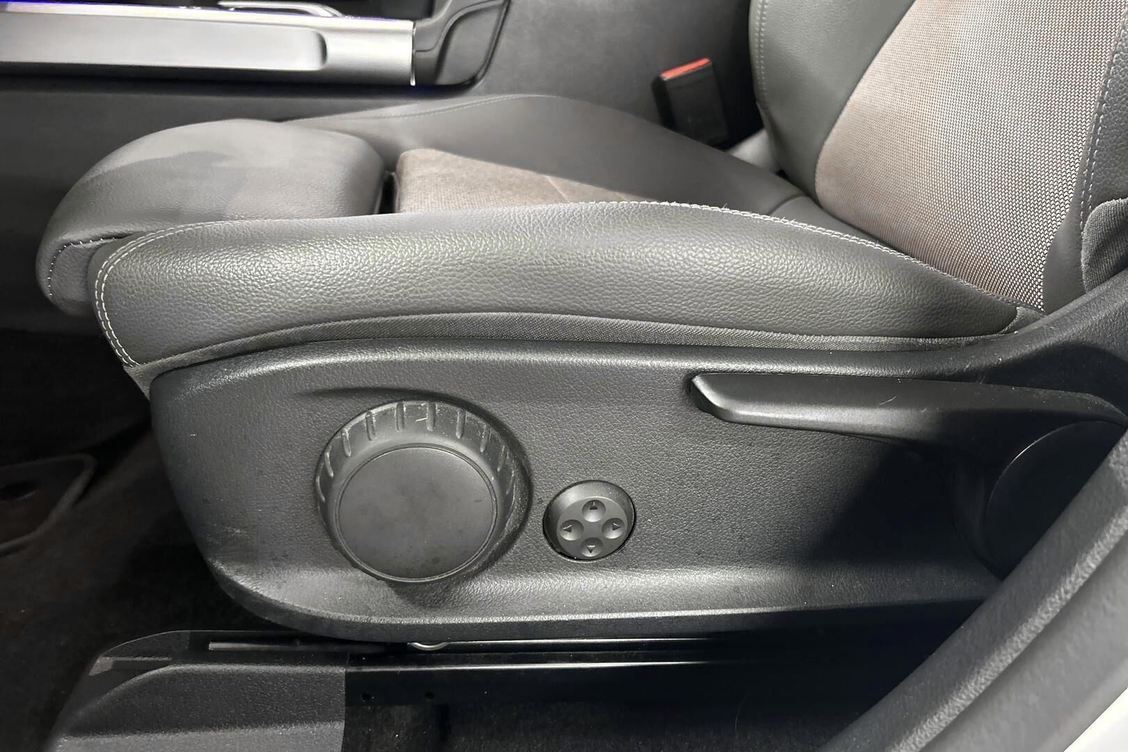 Mercedes-Benz EQB iso kuva 30