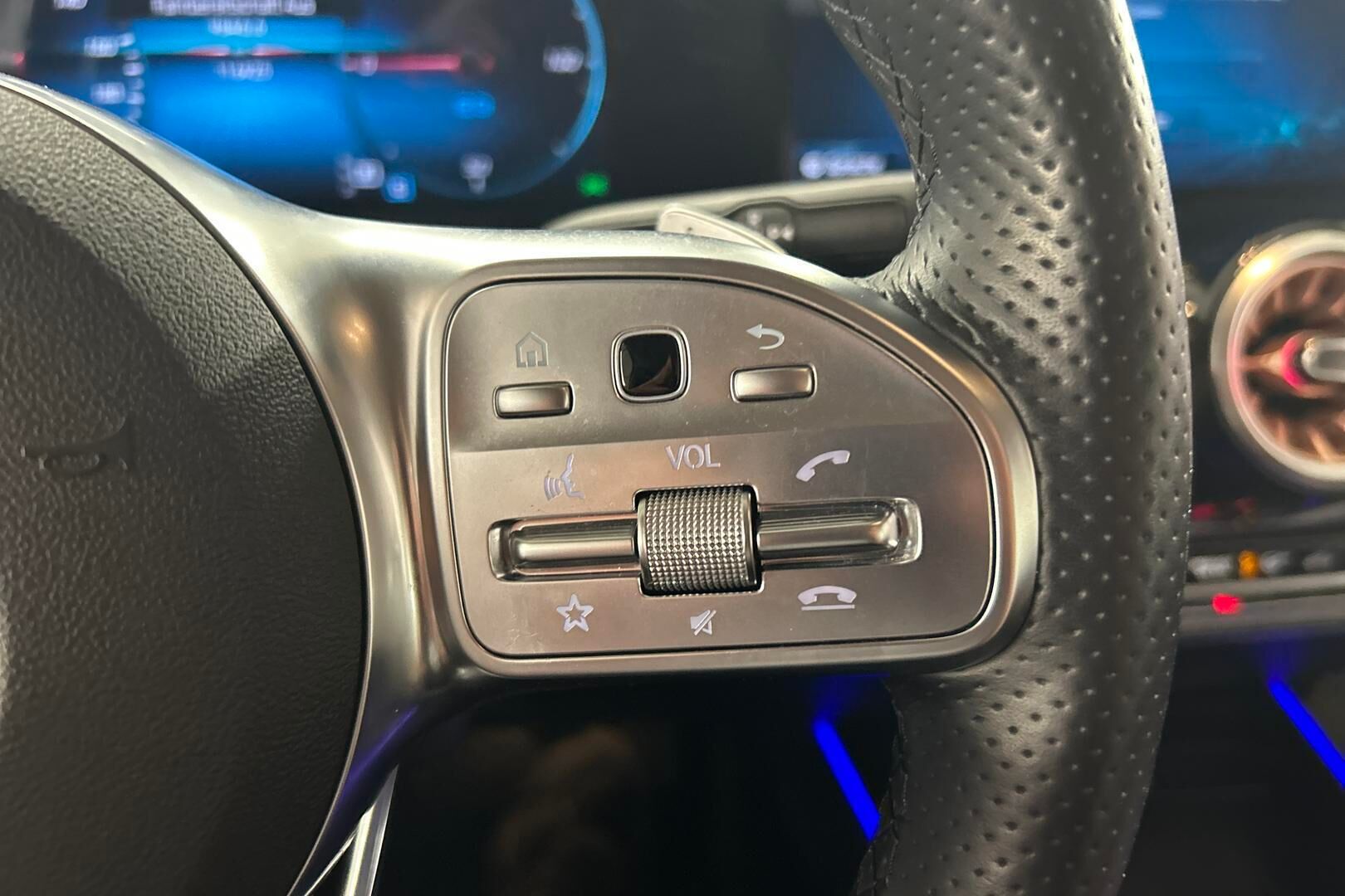 Mercedes-Benz EQB iso kuva 32
